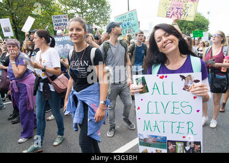 Londra, Regno Unito. Il 2 settembre, 2017. I diritti degli animali rally annuale vegani e vegetariani a difesa degli animali il diritto per di più un trattamento etico , nella produzione industriale di trasformazione della carne, la visualizzazione di banner compassionevole per il benessere dei diritti degli animali, 3000 o più animali attivisti hanno marciato attraverso il centro di Londra , Credito: Philip Robins/Alamy Live News Foto Stock