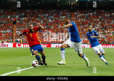 Dani Carvajal (2) giocatore spagnolo. Leonardo Spinazzola (7) player italiano. In azione durante il match di qualificazione per il 2018 World Cup, Round 7, tra la Spagna vs Italia a stadio Santiago Bernabeu di Madrid in Spagna, il 2 settembre 2017 . Foto Stock