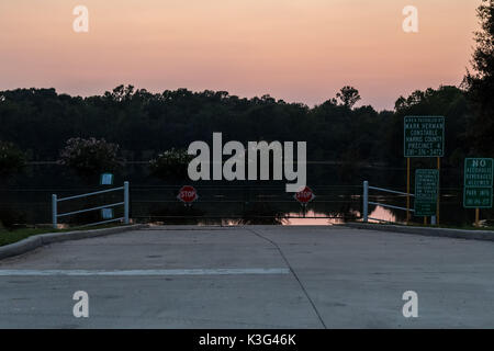 Houston, Texas, Stati Uniti d'America. 1 Sep, 2017. Molti park e bayou sono ancora allagata da tempesta tropicale Harvey's 50 più centimetri di pioggia in 48 ore. Credito: Maria Lysaker/ZUMA filo/Alamy Live News Foto Stock