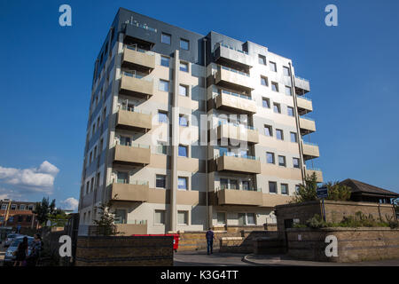 Slough, Regno Unito. Il 2 settembre, 2017. Rivestimento in Casa Nova, un privato a 7 piani a torre, che non è riuscito a prelievi di campioni di test di sicurezza effettuati nel giugno seguente la torre Grenfell fuoco sarà sostituito secondo un annuncio fatto a nome della massa freeholder affitto 5 Estates Ltd dal regista Darren Pither. Credito: Mark Kerrison/Alamy Live News Foto Stock