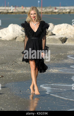 Venezia, Italia. 02Sep, 2017. 74a Mostra del Cinema di Venezia, Chiara Ferragni pone sulla spiaggia Excelsior nella foto: Chiara Ferragni Credit: Indipendente Photo Agency Srl/Alamy Live News Foto Stock