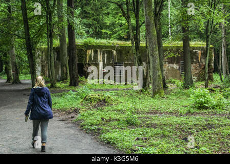 Regione Mazuria, Polonia. Il 2 settembre, 2017. La gente a piedi a La Tana del Lupo resti sono visibili il 2 settembre 2017 in Gierloz , Polonia. Lupo della tana (Ger. Wolfsschanze) rovine di Adolf Hilter del quartier generale di guerra è che è una città nascosta nel bosco costituito da 200 edifici: rifugi, caserme, 2 aeroporti, una stazione di alimentazione, una stazione ferroviaria, condizionatori, approvvigionamenti di acqua, calore-impianti di generazione e due telescriventi. Credito: Michal Fludra/Alamy Live News Foto Stock