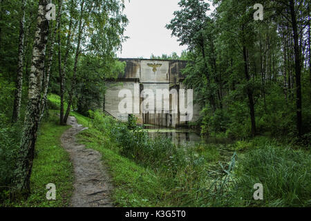 Regione Mazuria, Polonia. Il 2 settembre, 2017. Diga nazista al canale Mazurski è visto il 2 settembre 2017 in Lesniewo , Polonia. Resti della incompiuta chiusa del canale Masurian Credito: Michal Fludra/Alamy Live News Foto Stock