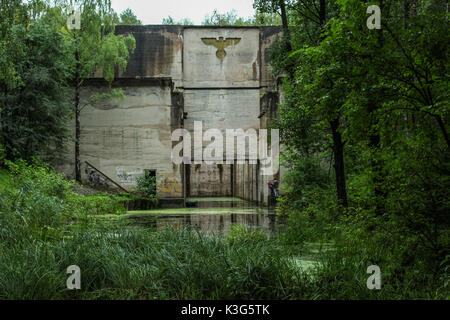 Regione Mazuria, Polonia. Il 2 settembre, 2017. Diga nazista al canale Mazurski è visto il 2 settembre 2017 in Lesniewo , Polonia. Resti della incompiuta chiusa del canale Masurian Credito: Michal Fludra/Alamy Live News Foto Stock