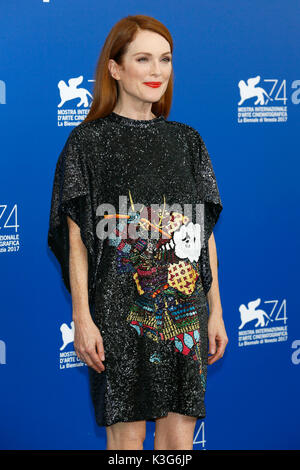 Venezia, Italia. 02Sep, 2017. Julianne Moore assiste il 'Suburbicon' photocall durante la 74a Mostra del Cinema di Venezia il 02 settembre 2017 a Venezia, Italia. Credito: Giovanni Rasimus/Media punzone ***Francia, Svezia, Norvegia, Denark, Finlandia, Stati Uniti d'America, Repubblica Ceca, Sud America solo***/Alamy Live News Foto Stock