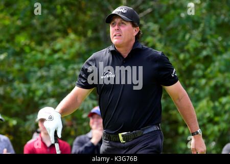 Norton, messa. 2 Sep, 2017. Phil Mickelson, degli Stati Uniti, lascia il XIII scatola a t durante il secondo giro di PGA tecnologie Dell campionato svoltosi a Tournament Players Club in Norton nel Massachusetts. Eric Canha/CSM/Alamy Live News Foto Stock