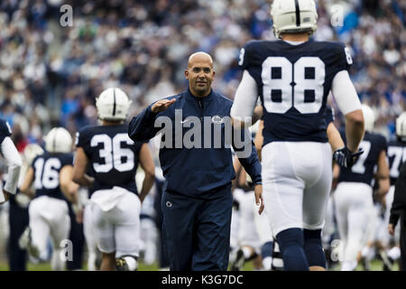 University Park, Pennsylvania, USA. 2 Sep, 2017. 02 settembre 2017: Penn State Nittany Lions head coach James Franklin saluta Penn State Nittany Lions stretto fine Mike Gesicki (88) prima della NCAA Football gioco tra la Penn State Nittany Lions e Akron Zips a Beaver Stadium nel Parco di Università, Pennsylvania. Credito: Scott Taetsch/ZUMA filo/Alamy Live News Foto Stock