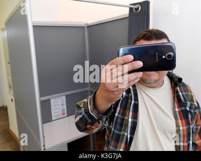 Illustrazione - un uomo prende un 'selfie' all'interno di una cabina di ballottaggio per il voto postale presso il municipio di Kiel, Germania, 1 settembre 2017 (Poste fotografia). Selfies sono state proibite all'interno di tutte le cabine di voto per questo anno di elezioni parlamentari. "Né filmare né fotografare è consentita all'interno della cabina di voto', legge il paragrafo 56, sezione 2 del Federal regolamento elettorale. La legislazione vuole ostacolare i cittadini di documentare il loro processo di voto e la condivisione sui social media, quindi efficacemente scartando il segreto del voto. Foto: Carsten Rehder/dpa Foto Stock