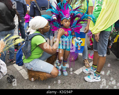 Brooklyn, Stati Uniti d'America. Il 2 settembre, 2017. Madre prepara la sua giovane figlia per il cinquantesimo Caraibi annuale Junior Carnival di Brooklyn, Stati Uniti d'America. Credito: Ethel Wolvovitz/Alamy Live News Foto Stock