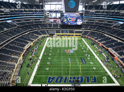 Arlington, TX USA. 02Sep, 2017. Un interno AT&T Stadium prima della NCAA Advocare classico gioco di calcio tra Michigan Ghiottoni e la Florida Gators presso AT&T Stadium Arlington, TX. Thurman James/CSM/Alamy Live News Foto Stock