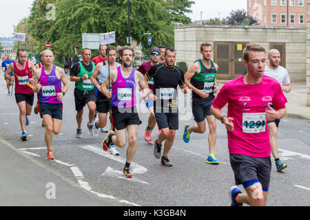 Northampton, Regno Unito. Il 3 settembre 2017. Alcune delle guide di scorrimento anteriore nella mezza maratona passando la corona e i tribunali della Contea, di rientrare in città e in campagna a finitura Delapre Country Park con un tempo massimo di 3 ore di permesso. Credito: Keith J Smith./Alamy Live News Foto Stock