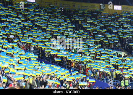 Kharkiv, Ucraina. Il 2 settembre, 2017. Ucraina Team Nazionale sostenitori mostrano il loro sostegno durante la Coppa del Mondo FIFA 2018 gioco di qualifica Ucraina v la Turchia a OSC Metalist stadium di Kharkiv, Ucraina. L'Ucraina ha vinto 2-0. Credito: Oleksandr Prykhodko/Alamy Live News Foto Stock