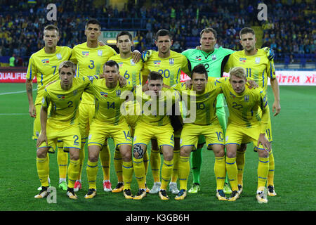 Kharkiv, Ucraina. Il 2 settembre, 2017. I giocatori di Ucraina nazionale di calcio posa per una foto di gruppo prima della Coppa del Mondo FIFA 2018 gioco di qualificazione contro la Turchia a OSC Metalist stadium di Kharkiv, Ucraina. Credito: Oleksandr Prykhodko/Alamy Live News Foto Stock