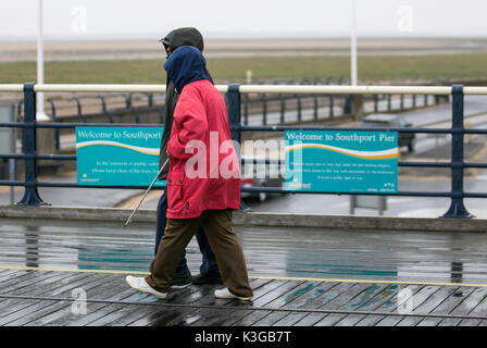 Southport, Merseyside. Regno Unito Meteo. Il 3 settembre, 2017. Una piovosa, bagnato blustery giornata presso il resort annuncia un grande cambiamento di condizioni atmosferiche dopo la barmy temperature di ieri che ha portato grande numero di turisti verso la costa. Il nuvoloso, fresco e ventilato sono previste condizioni di persistere con ulteriori focolai di pioggia successiva. Credito; MediaWorldImages/AlamyLiveNews Foto Stock