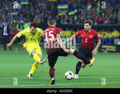 Kharkiv, Ucraina. Il 2 settembre, 2017. Yevhen Konoplyanka dell'Ucraina (L) butta un pallone durante la Coppa del Mondo FIFA 2018 gioco di qualificazione contro la Turchia a OSC Metalist stadium di Kharkiv, Ucraina. L'Ucraina ha vinto 2-0. Credito: Oleksandr Prykhodko/Alamy Live News Foto Stock