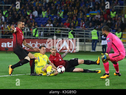 Kharkiv, Ucraina. Il 2 settembre, 2017. Yevhen Konoplyanka dell'Ucraina (C) butta un pallone durante la Coppa del Mondo FIFA 2018 gioco di qualificazione contro la Turchia a OSC Metalist stadium di Kharkiv, Ucraina. L'Ucraina ha vinto 2-0. Credito: Oleksandr Prykhodko/Alamy Live News Foto Stock