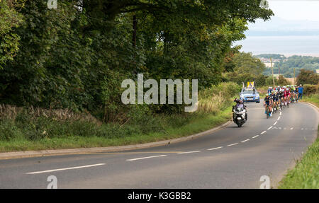 East Lothian, Scozia, Regno Unito, 3 settembre 2017. Il corpo principale dei ciclisti nel Tour of Britain Stage 1, evento ciclistico che passa sopra Byres Hill Foto Stock