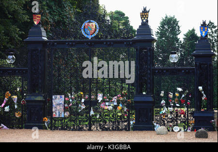 Sandringham, Norfolk, Inghilterra, Regno Unito. Il 3 settembre 2017. Omaggi floreali a sinistra al Norwich Gates a Sandringham House marcatura venti anni dopo la morte della Principessa Diana. Credito: Stuart Aylmer/Alamy Live News Foto Stock