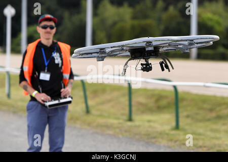 Un drone pilota al 'Dronemasters Dronathon' dirige il suo multicopter drone a Berlino, Germania, 3 settembre 2017. Foto: Maurizio Gambarini/dpa Foto Stock