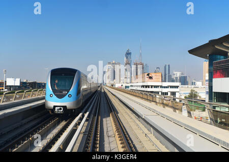 Dubai, Emirati arabi uniti - Ott 6, 2016:visualizzazione della linea metropolitana di duba. Foto Stock