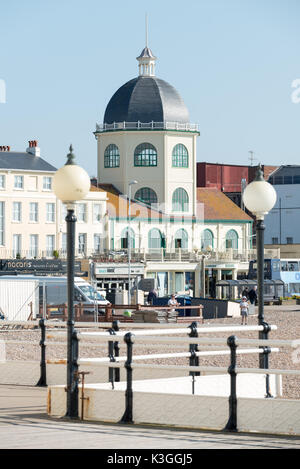 Il Worthing Cinema a cupola che si affaccia sulla spiaggia e il lungomare in Worthing West Sussex, in Inghilterra. Foto Stock