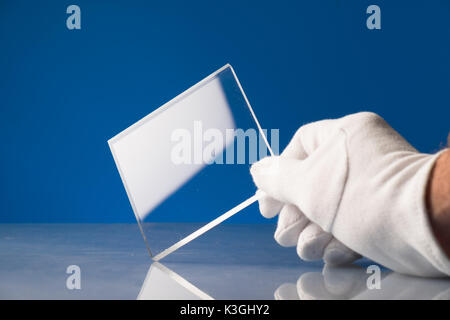 Vetro antiproiettile nel laboratorio di ottica. Controllare le proprietà ottiche del vetro temprato Foto Stock