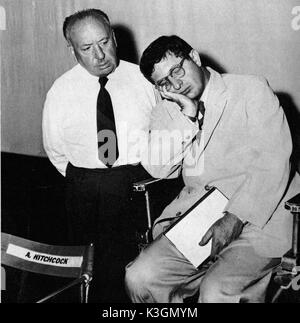 Direttore Alfred Hitchcock e compositore BERNARD HERRMANN sul set del remake di l'uomo che sapeva troppo nel 1955 Foto Stock