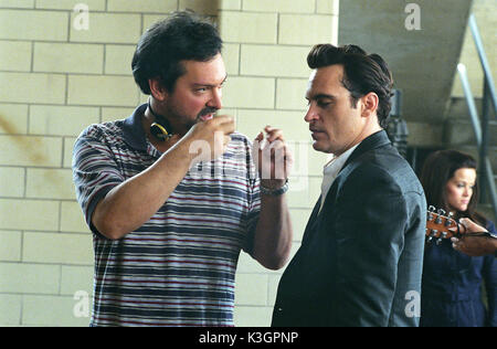 Il direttore della WTL-658R James Mangold e Joaquin Phoenix sul set di WALK THE LINE. Crediti fotografici: Suzanne Tenner TM e 2005 Twentieth Century Fox. Tutti i diritti riservati. Non in vendita o duplicazione. SEGUI LA LINEA del direttore JAMES MANGOLD, JOAQUIN PHOENIX nei panni di JOHNNY CASH WTL-658R del direttore James Mangold e di Joaquin Phoenix sul set di WALK THE LINE. Crediti fotografici: Suzanne Tenner TM e 2005 Twentieth Century Fox. Tutti i diritti riservati. Non in vendita o duplicazione. Data: 2005 Foto Stock