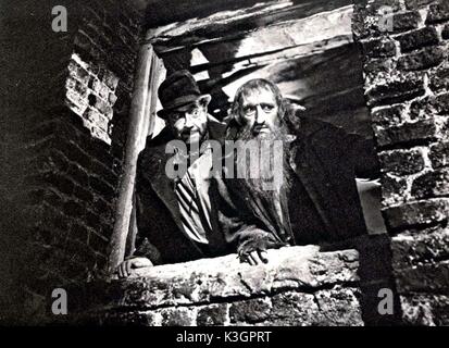 OLIVER TWIST ROBERT NEWTON come Bill Sikes Alec Guinness come Fagin sono intrappolati nel loro nascondiglio segreto OLIVER TWIST data: 1948 Foto Stock