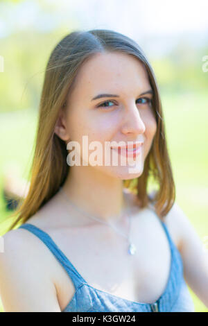 Capo Outdoor Ritratto di una bruna slim ragazza con i capelli lunghi nella natura Foto Stock