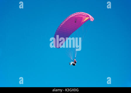 Parapendio di fronte blu cielo Foto Stock