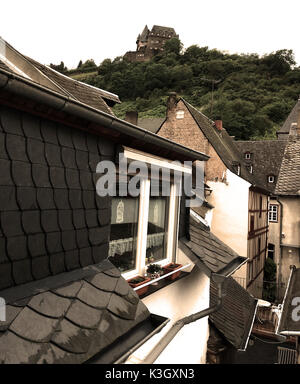 Bacharach sul Reno, in Germania, in vista del castello Foto Stock