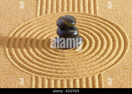 Giapponese giardino zen con yin e yang di pietre in sabbia Foto Stock