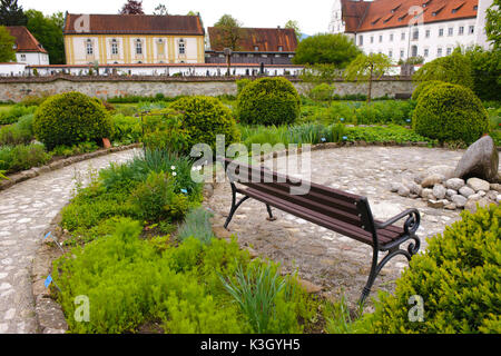 Giardino di erbe al chiostro di Benediktbeuern, decora come uno spettacolo giardino di erbe a spirale, giardino per la meditazione e l'oasi del resto Foto Stock
