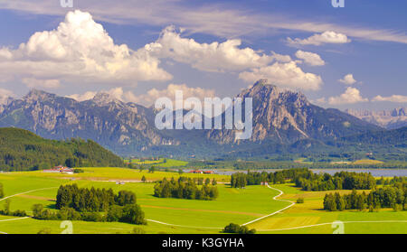 Scenario in Baviera con le montagne e il lago, chiudere la vista al di sopra del Hopfensee presso la direzione di Säuling, all'Hausberg di Füssen Foto Stock