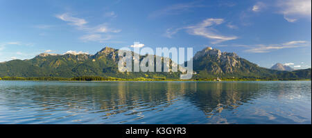 Panorama scenario in Baviera vicino il Forggensee a Füssen, Hausberg di Säuling e il Ammergebirge Foto Stock