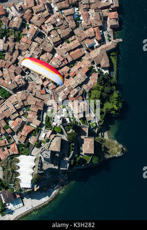 Parapendio sopra la Città Vecchia, il Lago di Garda, Malcesine, fotografia aerea, castello, Veneto, Italia Foto Stock