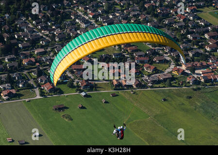 Parapendio, Garmisch-Partenkirchen, fotografia aerea, volo in tandem, in Germania, in Baviera, Baviera, alpi bavaresi, Werdenfelser Land Foto Stock