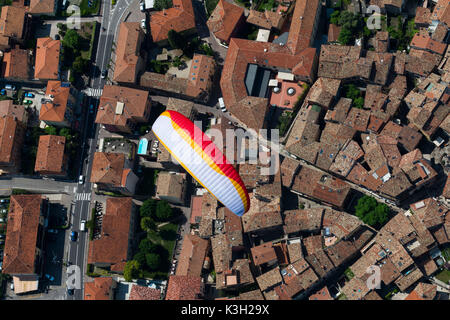 Parapendio sulla Città Vecchia, Malcesine, fotografia aerea, Veneto, Italia Foto Stock