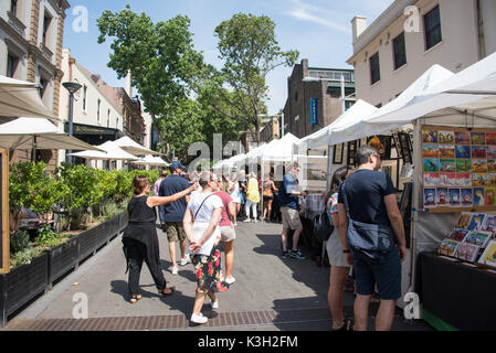 SYDNEY,NSW, Australia-NOVEMBRE 20,2016: People shopping presso il Rocks mercati con un'abbondanza di bancarelle del fornitore a Sydney in Australia Foto Stock