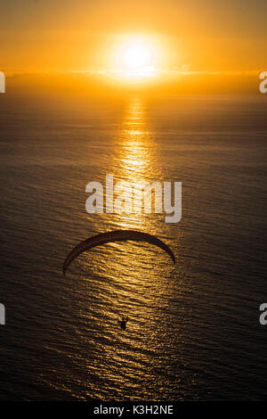 Parapendio oltre l'Atlantico, tramonto, la fotografia aerea, l'isola di La Palma, Cana grandi isole, Spagna Foto Stock