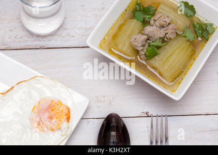 Un delizioso piatto tailandese con zuppa di cetriolo Foto Stock