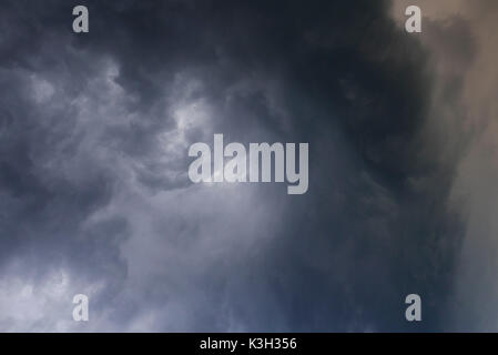 Thundery anteriore, cloud in moto la sera di un appiccicoso-caldo giorno d'estate, Foto Stock