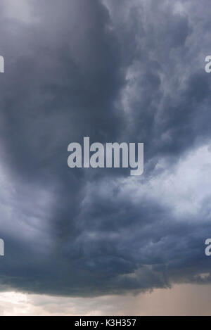 Thundery anteriore, cloud in moto la sera di un appiccicoso-caldo giorno d'estate, Foto Stock