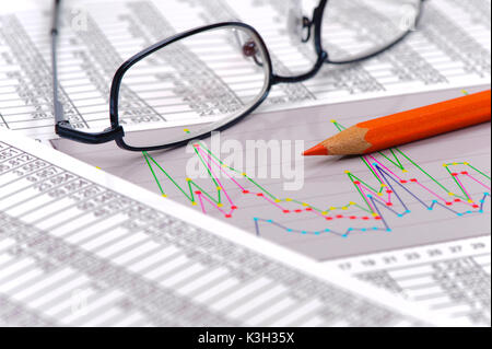 Finanze, stock exchange e le scorte con grafico, lo schema e la tabella dei numeri Foto Stock