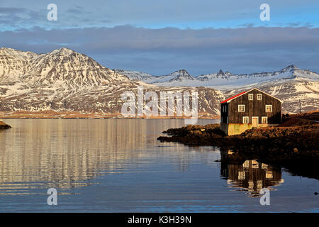 L'Islanda, Austurland, est fiordi, Islanda Orientale, la vista del porto di Djupivogur, Berufjördur Foto Stock