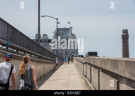 SYDNEY,NSW, Australia-NOVEMBRE 20,2016: i turisti a piedi la passerella verso il pilone di granito sul Ponte del Porto di Sydney a Sydney, in Australia. Foto Stock