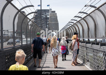 SYDNEY,NSW, Australia-NOVEMBRE 20,2016: i turisti a piedi la passerella verso il pilone di granito sul Ponte del Porto di Sydney a Sydney, in Australia. Foto Stock