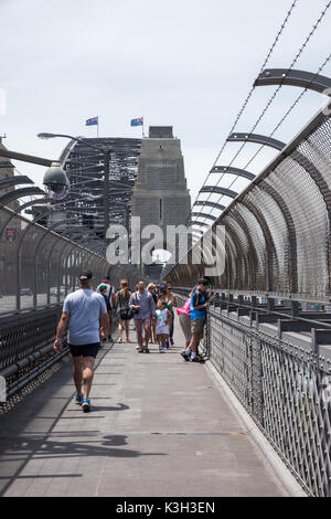 SYDNEY,NSW, Australia-NOVEMBRE 20,2016: i turisti a piedi la passerella verso il pilone di granito sul Ponte del Porto di Sydney a Sydney, in Australia. Foto Stock