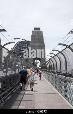 SYDNEY,NSW, Australia-NOVEMBRE 20,2016: i turisti a piedi la passerella verso il pilone di granito sul Ponte del Porto di Sydney a Sydney, in Australia. Foto Stock